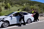 Bolu’da polis ekipleri kaza yapan aracı iterek trafiği rahatlattı 