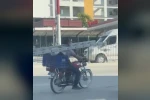 Boynunda merdivenle motosiklet kullandı