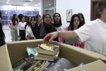 Bu gösteri biletle değil, kitapla seyrediliyor 