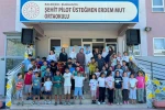 Burhaniye’de kadın muhtar öğrencilere ikramlarda bulundu