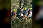 Burhaniye’de şarampole düşen otomobilin sürücü yaralandı 