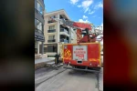 Cam arasına sıkışan güvercin kurtarıldı 