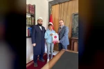 Cami inşaatına kumbarasını bağışlayan genç ödüllendirildi 