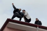 Çatıdan düşmek üzereyken son anda emniyet müdürü kurtardı 