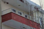 Çatılardaki buz kütleleri tehlike saçıyor 