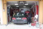 Çay içmeye geldiler, fren yerine gaza basınca gözlükçüye daldılar 