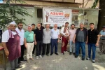 Cemaat ve esnaflar imece usulü ile hazırladığı 2 bin kap aşureyi dağıttı 