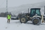 Çemişgezek’te karla kaplı yol açıldı, ekipler hasta inek için seferber oldu