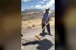 Çermik’te mahalle yolu muhtar ve vatandaşlar tarafından onarıldı 
