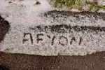 Ceviz büyüklüğünde yağan dolu kara yolunu beyaza bürüdü