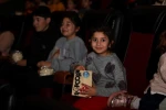 Çocuklara sürpriz sinema gösterimi
