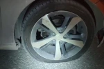 Çukura giren otomobilin lastikleri patladı 