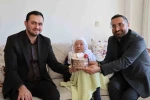 Cumhuriyet’le yaşıt Nazife nineye Anneler Günü sürprizi 