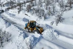 Çüngüş’te bin 500 metre rakımda yollar kardan temizleniyor