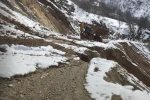 Çüngüş’te heyelan sonucu kapanan yol ulaşıma açıldı 