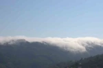 Dağ zirvesine çöken sis bulutu görsel şölen oluşturdu