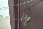 Daire kapısını kıran kasklı 3 şüpheli uyuşturucu dolu 3 koliyi kaçırdı