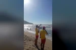 Dalgalara aldırış etmedi, cankurtaran ekiplerine zor anlar yaşattı
