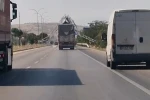 Damperi açık unutulan kamyon yön levhasını yıktı 