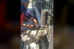 Demir kapıya sıkışan köpeği itfaiye kurtardı 