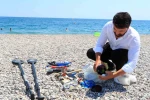 Denizin dibinde buldukları görenleri hayrete düşürüyor: Tatilcilerin denizde kaybettikleri, dalış yapan gencin ganimeti oluyor