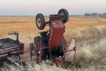 Devrilen traktörün sürücüsü burnu bile kanamadan kurtuldu 