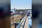 Direksiyon hakimiyetini kaybeden otomobil bariyere girdi 