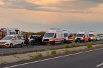 Diyarbakır’da faciadan dönüldü: Takla atan araçtaki 10 kişi yaralandı 