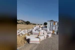 Diyarbakır’da saman yüklü kamyon devrildi