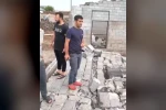 Diyarbakır’da şiddetli rüzgarda duvar yıkıldı, ahır çatısı çöktü