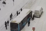 Diyarbakır’da yolda kalan halk otobüslerini vatandaşlar itti 