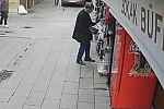 Dükkanın önündeki fanlı ısıtıcıyı bakıyormuş gibi yapıp alıp gitti