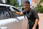 Dükkanını yanında taşıyor, kapı kapı gezerek araba yıkıyor