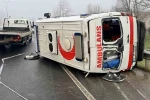 Düzce’de ambulans devrildi: 2 yaralı 