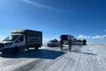 Eksi 30’a düşen sıcaklıklarda buz pistine dönen yolda araçlar mahsur kaldı 