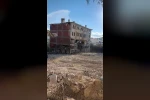 Elazığ’da 5 katlı bina iş makinesinin tek dokunuşuyla yıkıldı