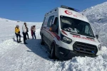 Elazığ’da hasta çocuk greyderle ambulansa ulaştırıldı 