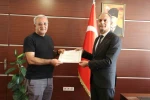 Elazığ’da sigarayı bırakan 2 vatandaşa ‘Teşekkür Belgesi’ verildi