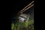 Elektrik direğine çarpan otomobil ters döndü 