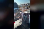 Emniyet şeridinden geçmek isteyen araçtakiler otobüs şoförüne saldırdı