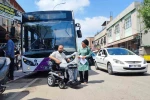 Engelli vatandaş belediye otobüsüne polis eşliğinde binebildi 