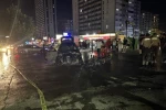 Esenyurt’ta otomobil ile motosiklet çarpıştı: Araçlar alevlere teslim oldu 