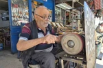 Eskişehir’de 82 yaşındaki Erhan amca, yıllardır gönlünü verdiği işi yapıyor