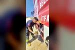 Eskişehir’de alevlerin arasında kalan kaplumbağayı itfaiye kurtardı