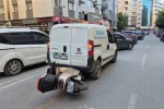Eskişehir’de korkutan kaza: Motosiklet, hafif ticari aracın altına girdi 