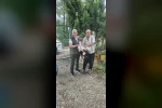 Evinin önüne gelen yaralı leyleğe sahip çıktı