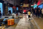 Fatih’te 4 katlı binanın çatısından düşen parçalardan 2 kişi son anda kurtuldu... O anlar kamerada 
