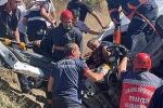 Freni patlayan şeftali yüklü kamyon, otomobilin üzerine devrildi: 6 yaralı