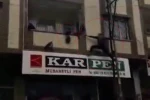 Gaziantep’te yürekleri ağza getiren an: Balkonda asılı kalan çocuğu kurtardı 