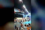Gelin ile damat sahneye vinçle indi
